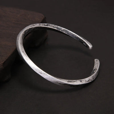 Bracelet Viking Torsadé Argent 925, bracelet jonc Sleipnir, couleur Anthracite vue latérale. Bracelet  de fabrication Artisanale