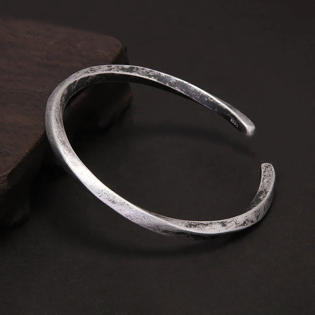 Bracelet Viking Torsadé Argent 925, bracelet jonc Sleipnir, couleur Anthracite vue latérale. Bracelet  de fabrication Artisanale