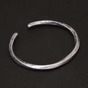 Bracelet Viking Torsadé Argent 925, bracelet jonc Sleipnir, couleur Anthracite vueà plat. Bracelet  de fabrication Artisanale