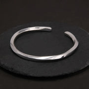 Bracelet Viking Torsadé Argent 925, bracelet jonc Sleipnir, couleur brillante effet miroir vue à plat. Bracelet  de fabrication Artisanale
