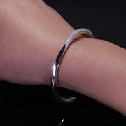 Bracelet Viking Torsadé Argent 925, bracelet jonc Sleipnir, couleur brillante effet miroir vuesur le poignet. Bracelet  de fabrication Artisanale